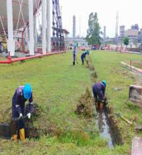 Pembersihan-Parit-Kilang-Pertamina-1 Pembersihan-Parit-Kilang-Pertamina-1