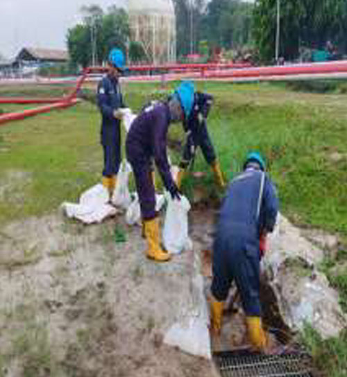 Pembersihan-Parit-Kilang-Pertamina-2 Pembersihan-Parit-Kilang-Pertamina-2